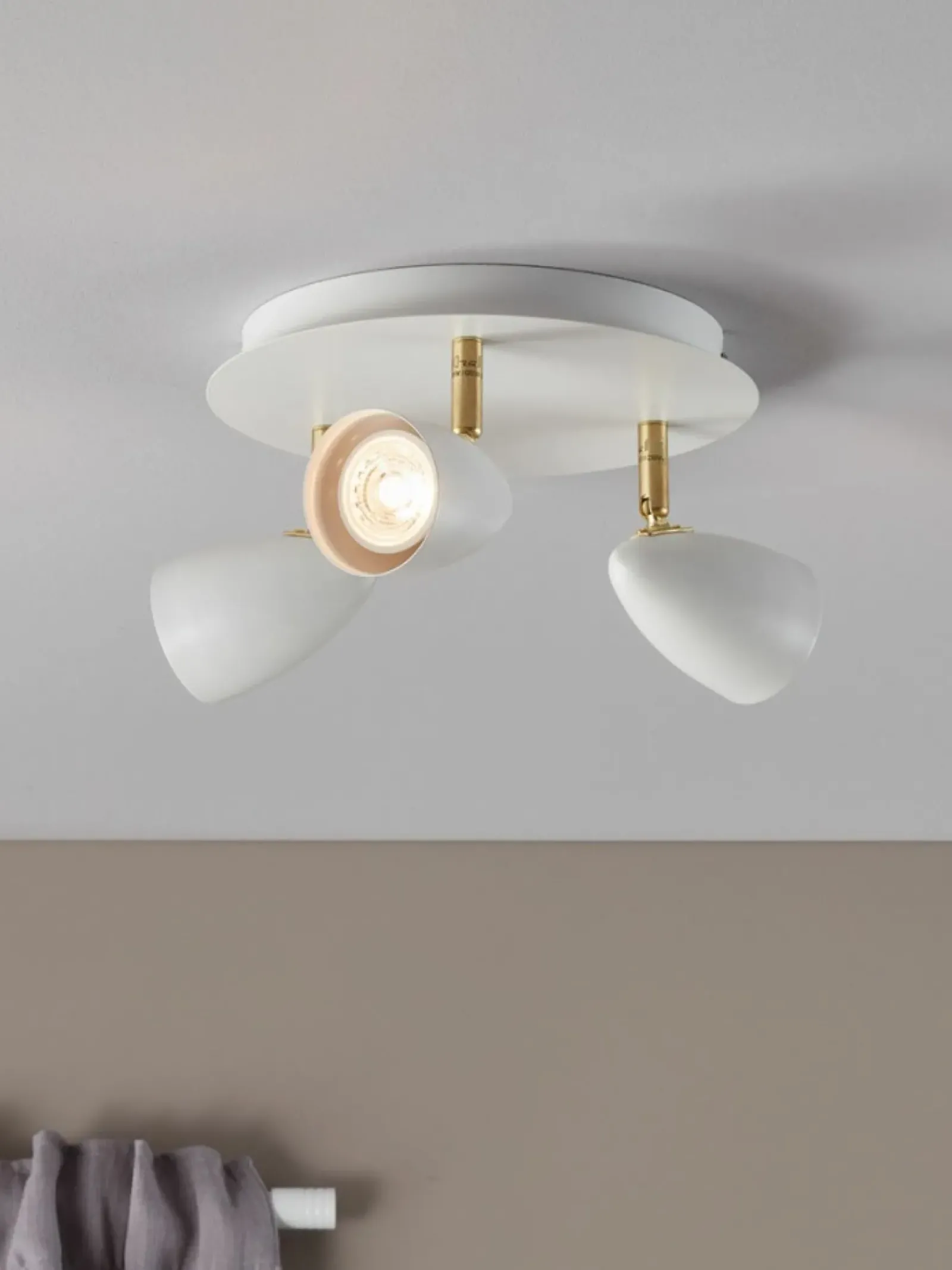 Sklep Kaja Biała lampa sufitowa ze złotymi elementami 106319 | Kaja Oświetlenie Outlet
