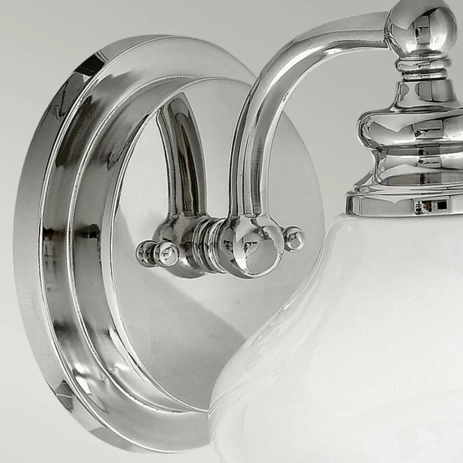 Sklep Kaja Chromowana lampa ścienna z kloszem HK-AINSLEY1-BATH z serii AINSLEY* Kinkiety Tradycyjne