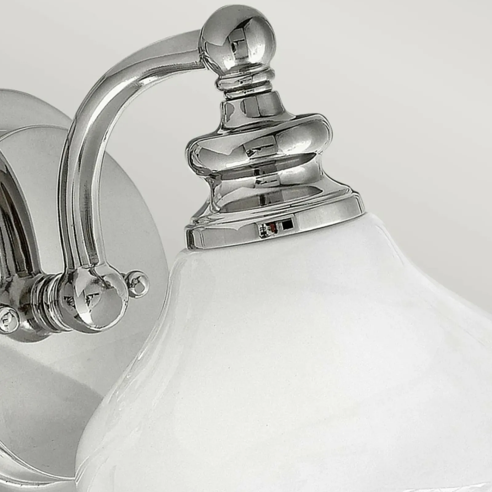 Sklep Kaja Chromowana lampa ścienna z kloszem HK-AINSLEY1-BATH z serii AINSLEY* Kinkiety Tradycyjne