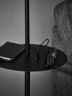 Sklep Kaja Czarna lampa podłogowa z półką i gniazdem USB 107307 | Kaja* Tradycyjne Lampy Podłogowe