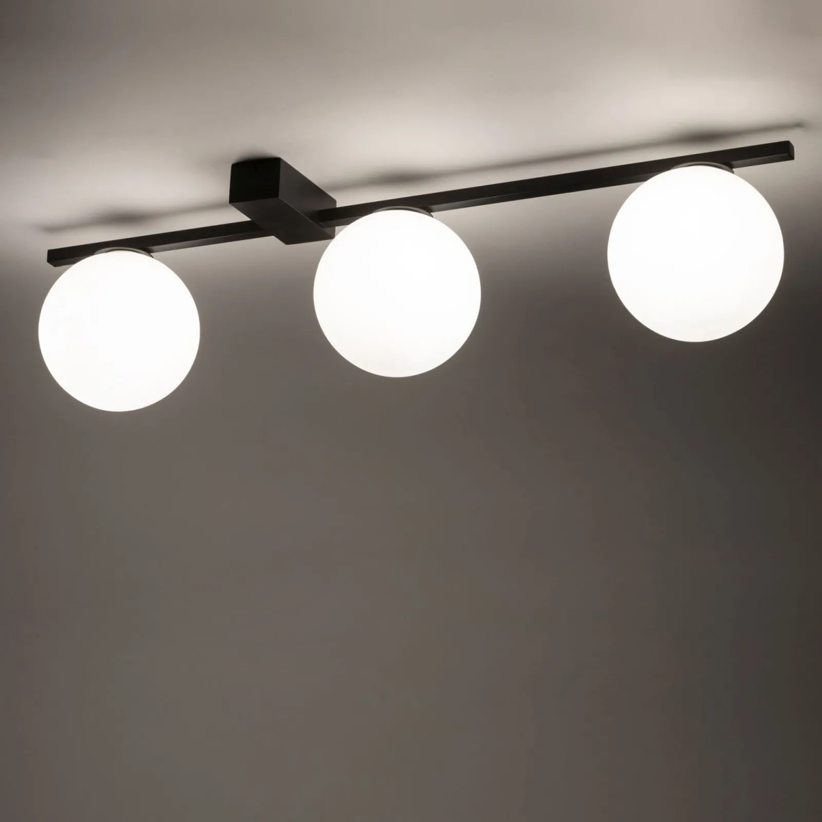 Sklep Kaja Czarna lampa sufitowa z trzema okrągłymi kloszami 10301 PIK | Kaja* Plafony Nowoczesne