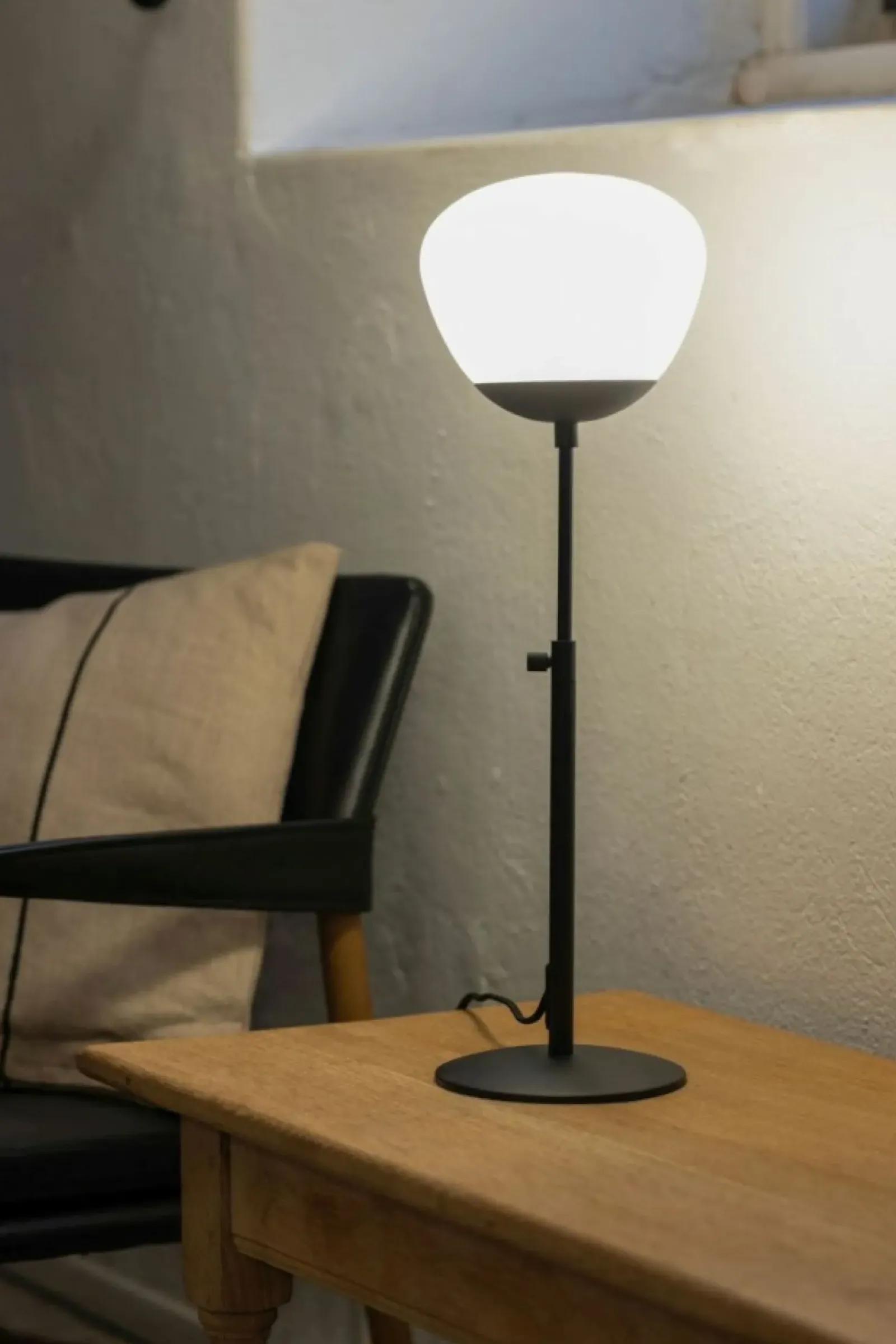 Sklep Kaja Czarna, prosta lampka nocna z mlecznym kloszem 108545 z serii RISE* Nowoczesne Lampki Stołowe