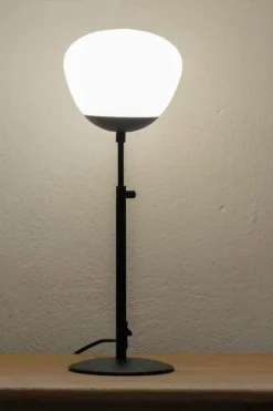 Sklep Kaja Czarna, prosta lampka nocna z mlecznym kloszem 108545 z serii RISE* Nowoczesne Lampki Stołowe