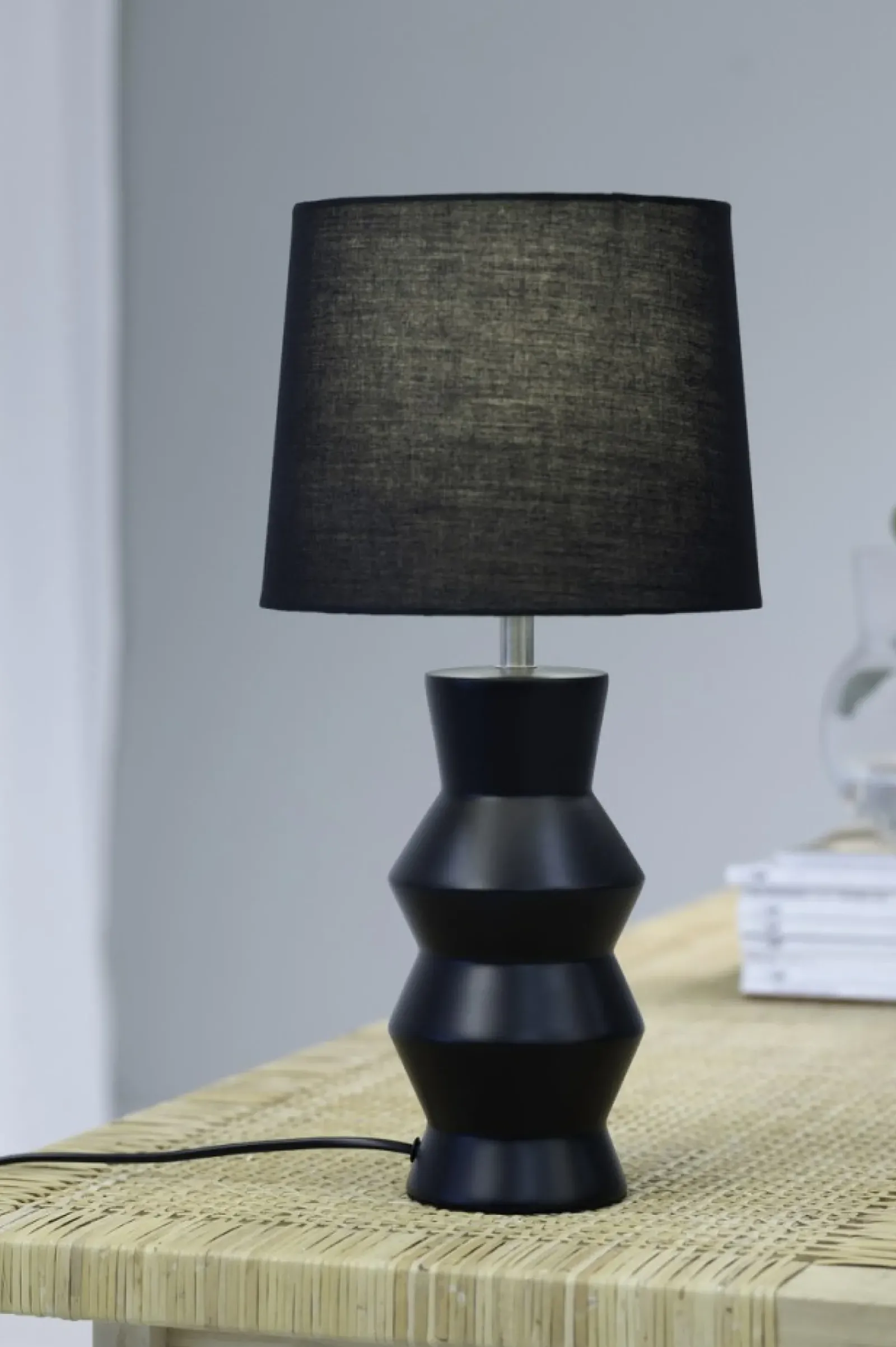 Sklep Kaja Designerka, czarna lampka stołowa do salonu 108447 z serii SIENNA* Nowoczesne Lampki Stołowe