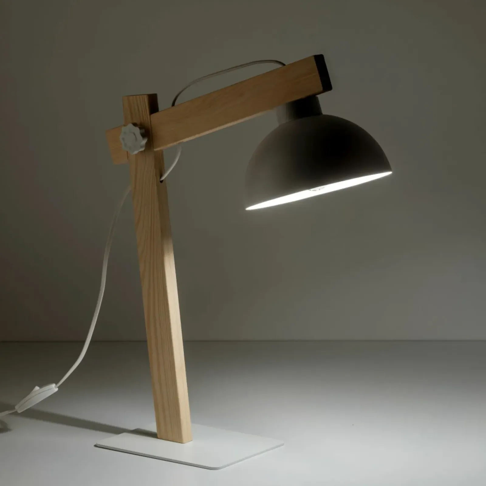Sklep Kaja Designerska, biała lampka biurkowa z drewnem TK 5347 z serii OSLO* Lampki Biurkowe