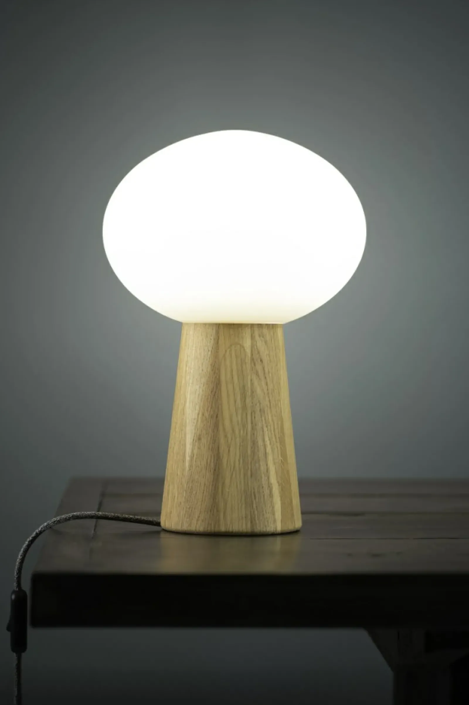 Sklep Kaja Designerska lampka z drewnianą podstawą 108409 z serii PATER | Kaja* Nowoczesne Lampki Stołowe