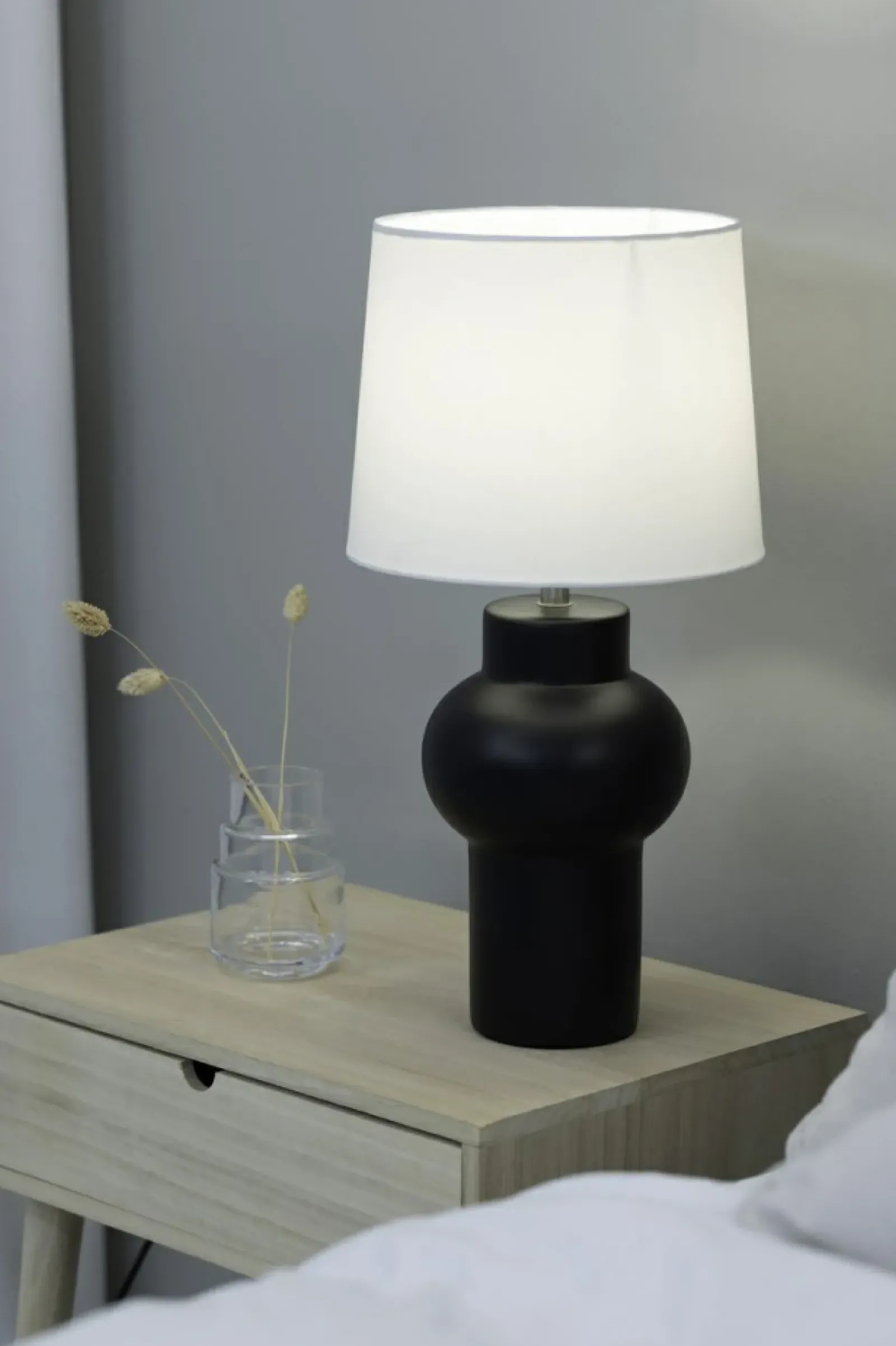 Sklep Kaja Elegancka, czarno-biała lampka z abażurem 108449 z serii SHAPE | Kaja* Nowoczesne Lampki Stołowe