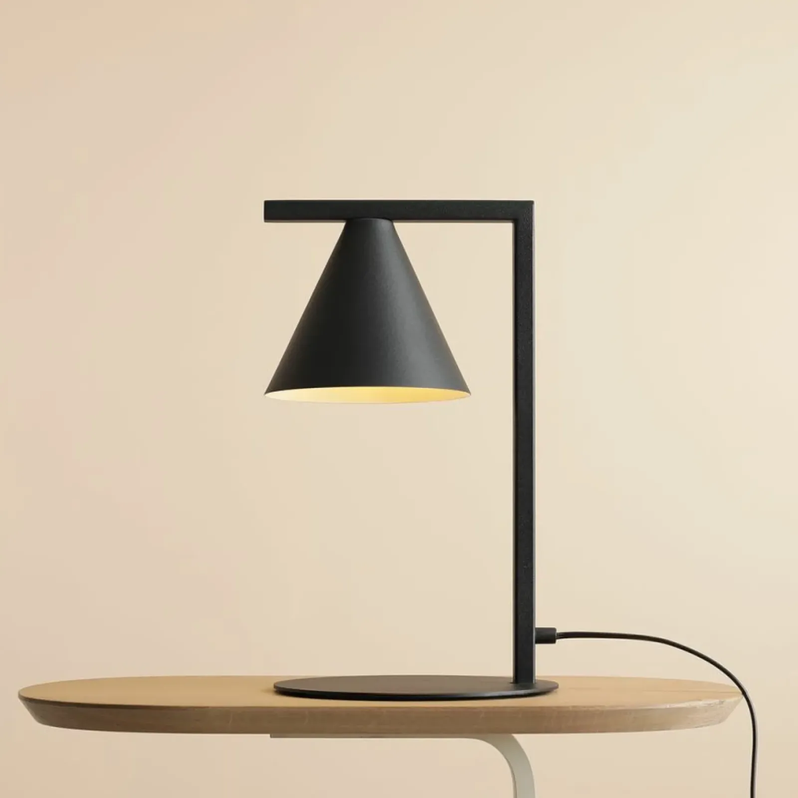 Sklep Kaja Minimalistyczna, geometryczna lampka biurkowa 1108B1 z serii FORM* Lampki Biurkowe