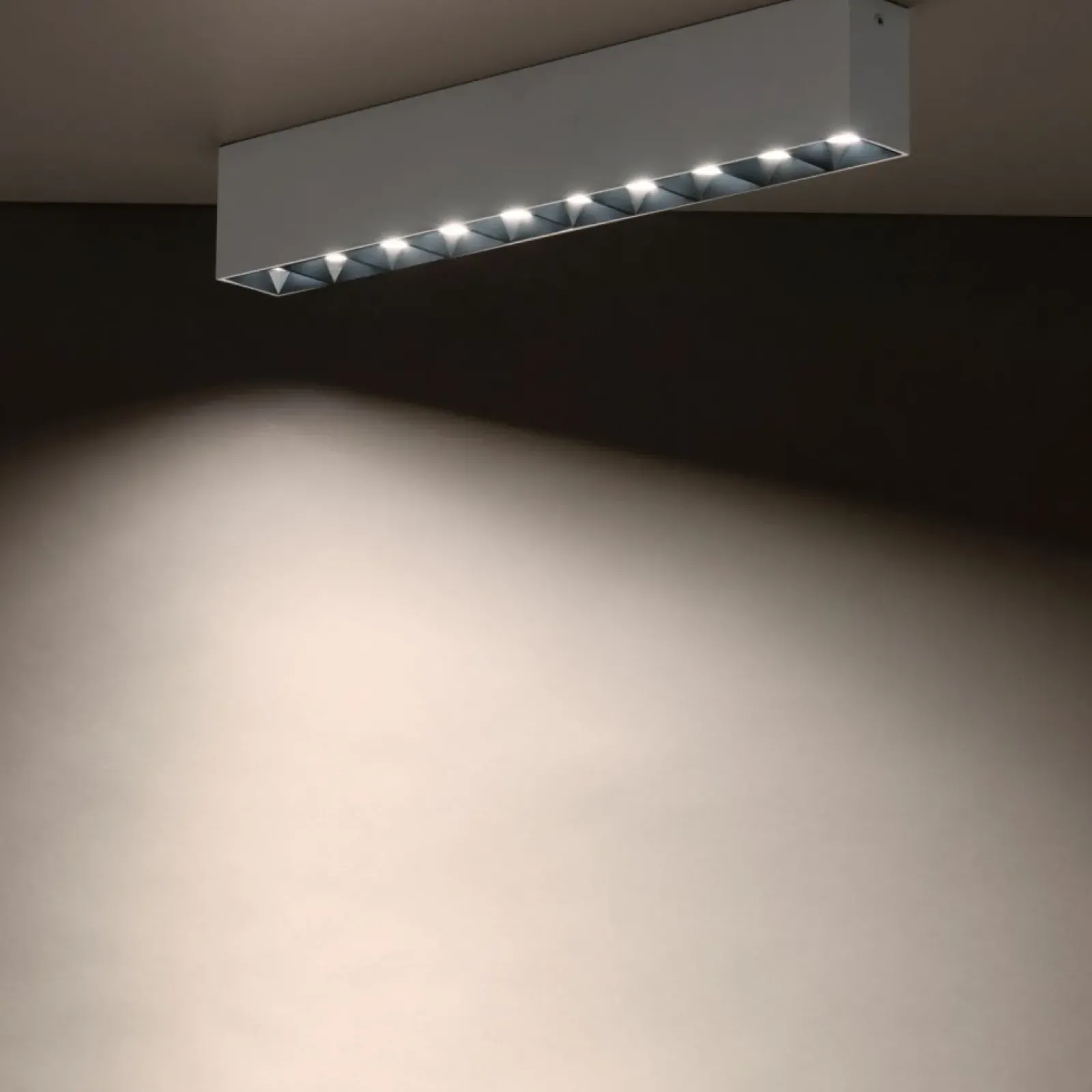 Sklep Kaja Prosta lampa natynkowa do salonu 38,5cm 36° 4000K 10053 MIDI LED* Lampy Led