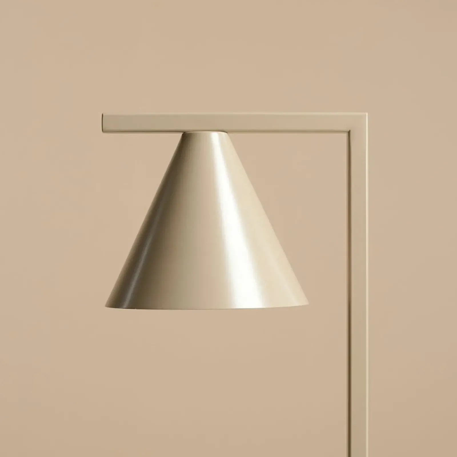 Sklep Kaja Stylowa, beżowa lampka biurkowa w stylu modern 1108B17 z serii FORM* Lampki Biurkowe