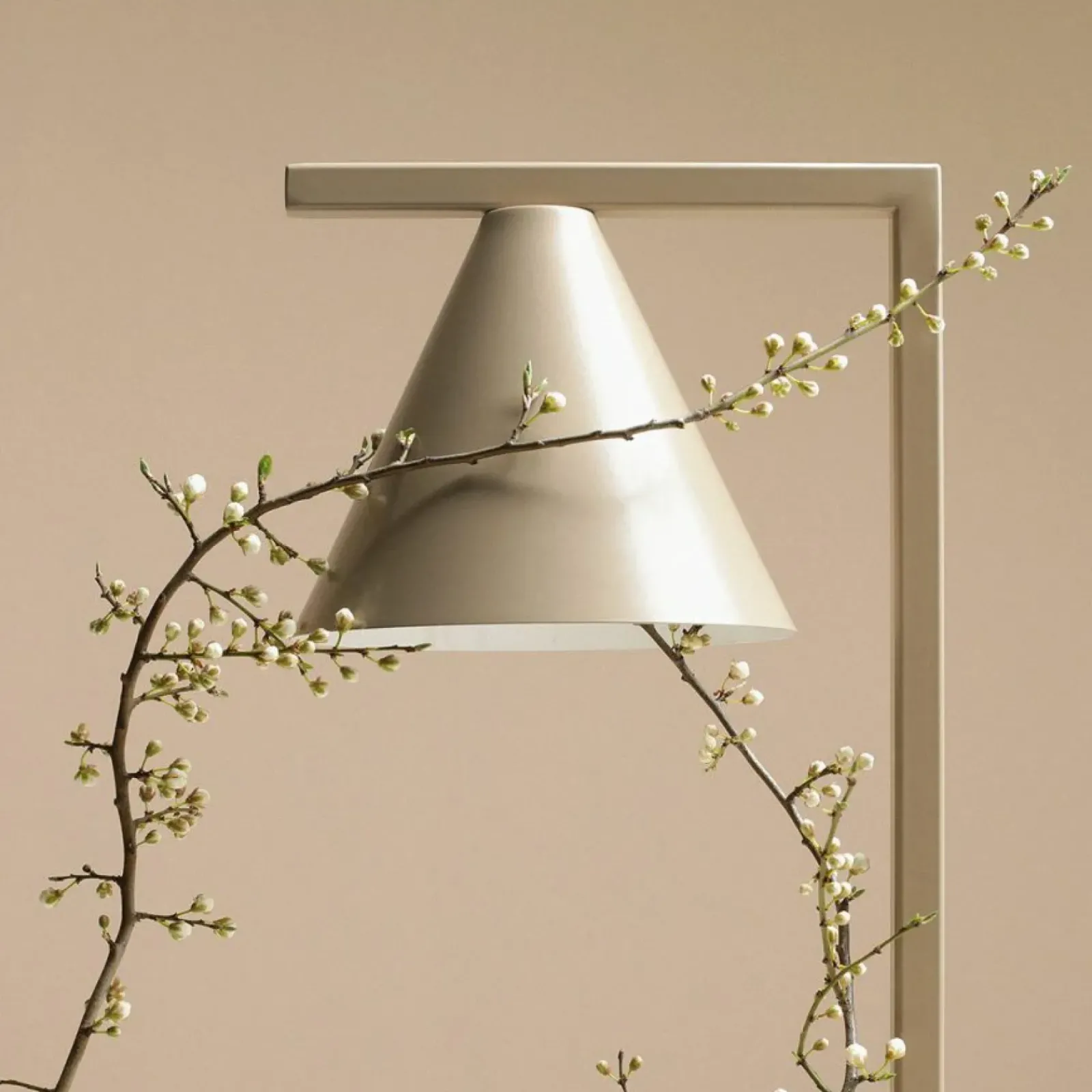 Sklep Kaja Stylowa, beżowa lampka biurkowa w stylu modern 1108B17 z serii FORM* Lampki Biurkowe